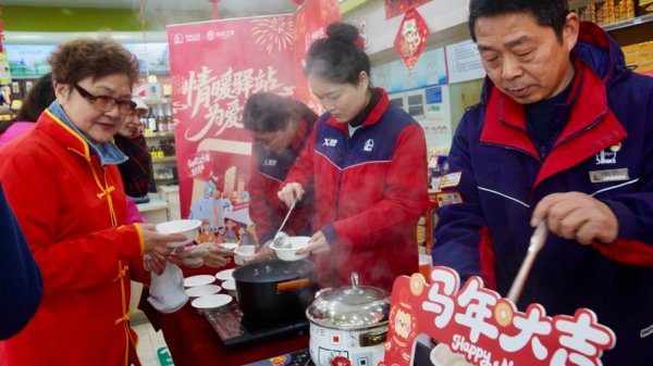 为户外劳动者送上热腾腾的汤圆，沪上加能站元宵节暖意融融