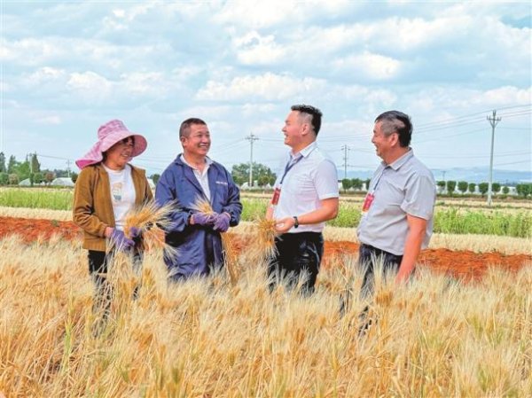 立铁规矩 强硬约束更加坚决有力地贯彻落实党中央重大决策部署②把造福人民作为根本价值取向