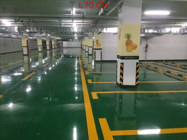 问界M7车主控诉车库撞墙 网友秒破案：环氧地坪+水 下坡还主动加速