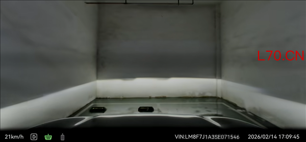问界M7车主控诉车库撞墙 网友秒破案：环氧地坪+水 下坡还主动加速