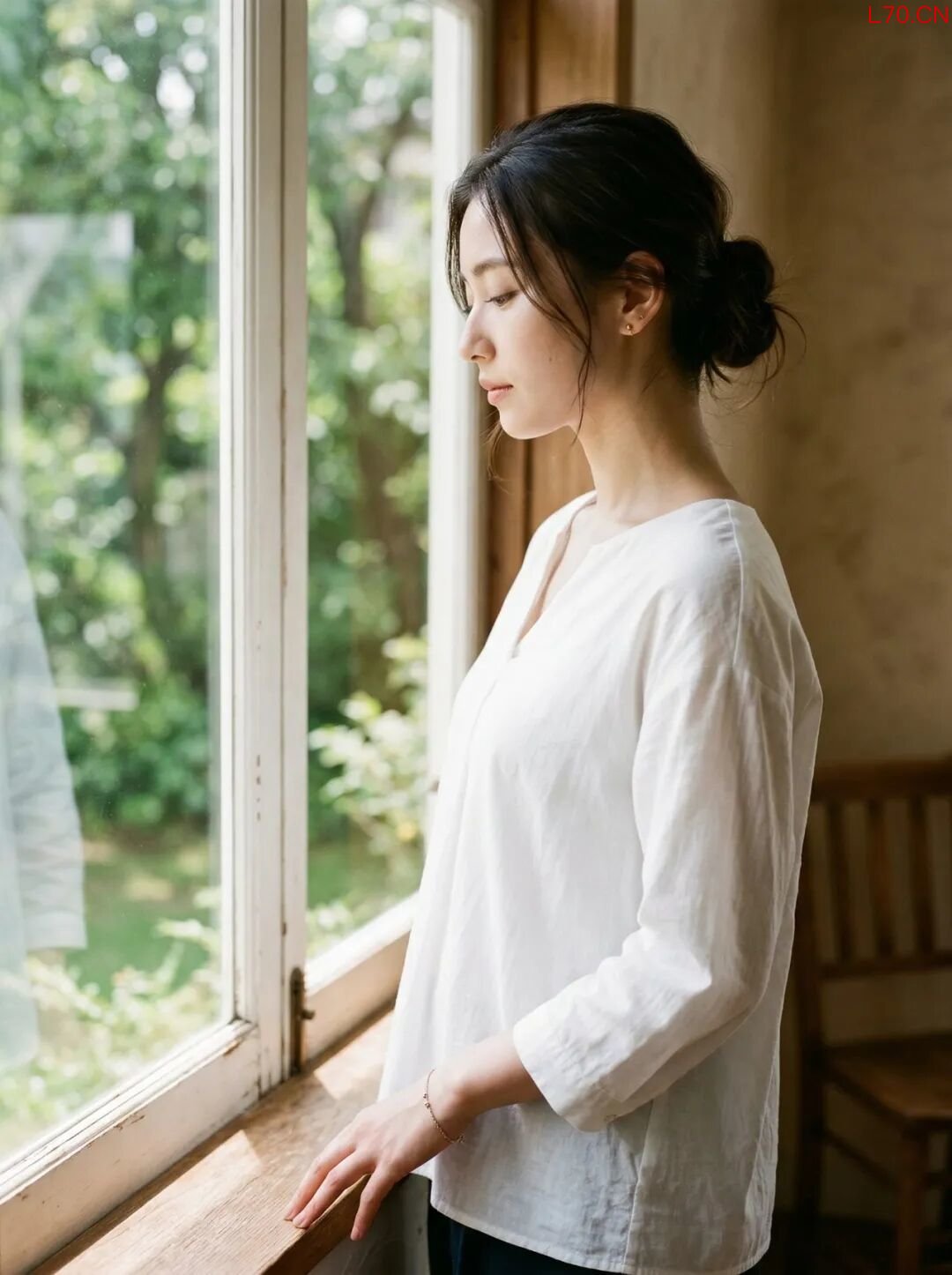 窗边垂眸侧颜
