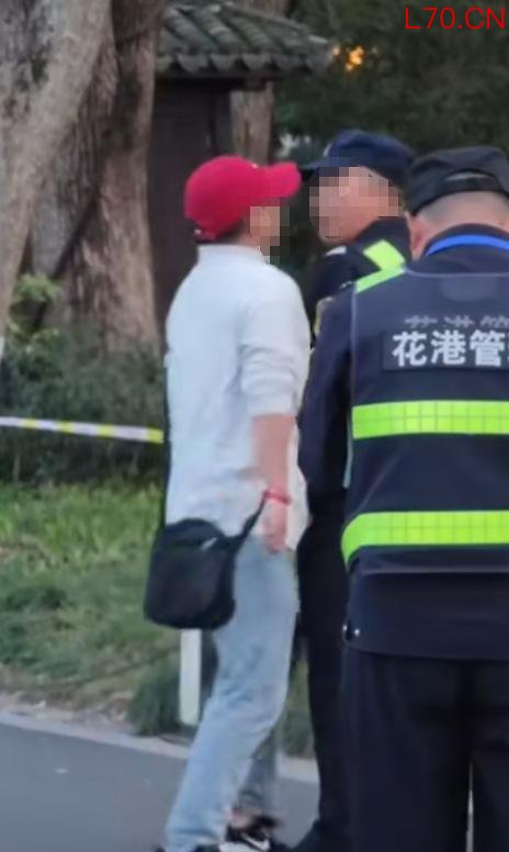 西湖景区游客与保安互吐口水 争执因发小广告引发