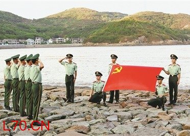 武警浙江总队舟山支队某中队党员重温入党誓词。许少迪摄
