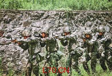 官兵组织战术训练。万林广摄