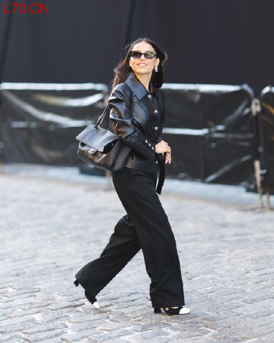 女演员英德・纳瓦雷特身着黑色皮夹克、黑长裤、墨镜，手提香奈儿手袋出镜。香奈儿近期大刀阔斧更新手袋产品线，市场反响热烈。
