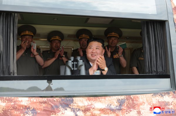 金正恩观摩火炮及导弹相关武器试验(1)